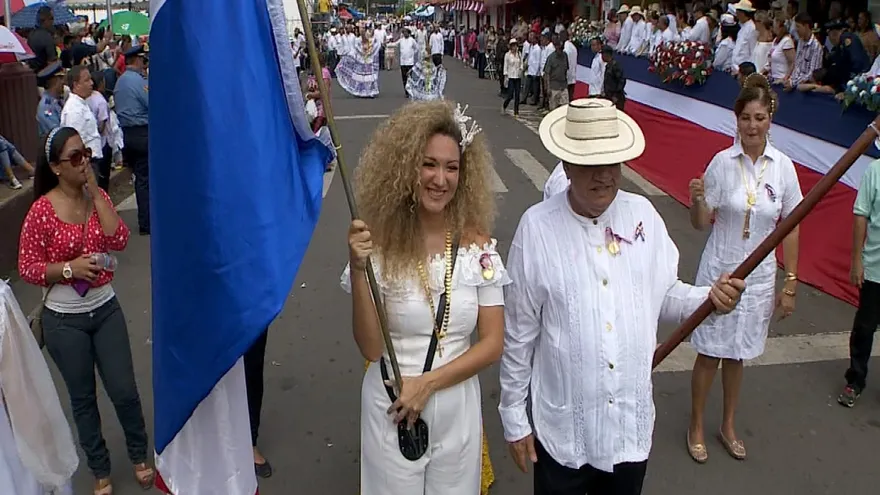 Santeños celebran 194 años del primer grito de independencia