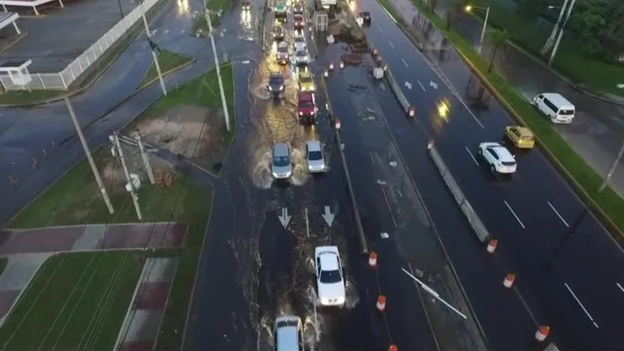 Idaan procede a arreglar tubería rota en la vía Domingo Díaz
