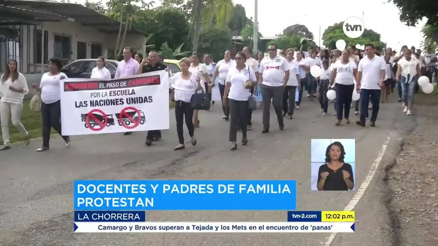 Padres de familia y docentes protestan en Chorrera