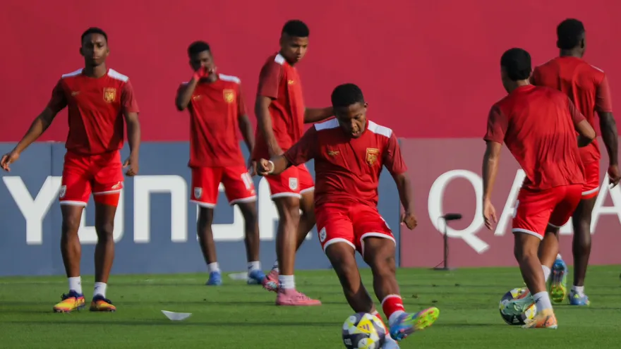 Jugadores de la Selección Sub-17 de Panamá realizan ejercicios de calentamiento