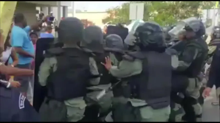 Padres de familia de escuela Ernesto T. Lefevre se enfrentan con la Policía