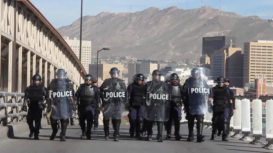 Policía de EEUU entrena en la frontera ante llegada de migrantes