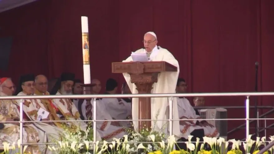 El papa se rodea de miles de católicos en su último día en Egipto