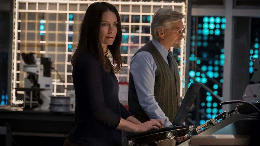 Fotograma cedido por Marvel Studios el sábado 30 de junio de 2018, donde aparece la actriz Evangeline Lilly (i) en el doble papel de The Wasp/Hope van Dyne y el actor Michael Douglas (d) como Hank Pym, durante una escena de la película "Ant-Man and the Wasp", la continuación de la película de superhéroes de Marvel "Ant-Man" (2015).