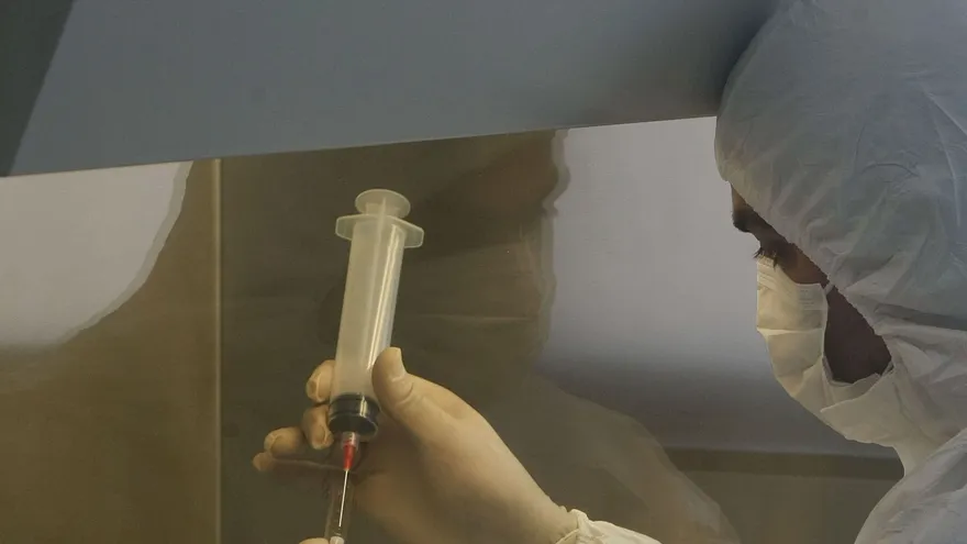 Un equipo de oncólogos investiga sobre el cáncer en un laboratorio.