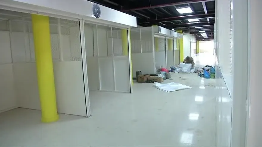 Buhoneros son reubicados en el edificio Las Américas