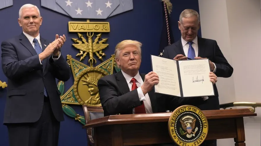 Donald Trump, junto al vicepresidente Mike Pence (izq.)  y el secretario de Defensa, James Mattis (der.), ordenó hoy cerrar temporalmente las puertas a todos los refugiados e inmigrantes de siete países musulmanes.