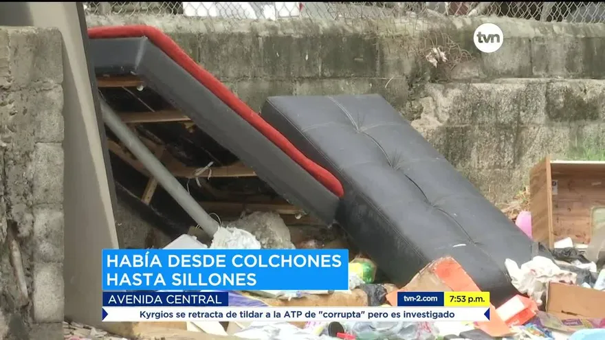 Importantes vías en la capital están inundadas en basura