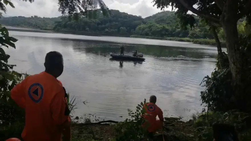 Labores de búsqueda de un vehículo en Pedro Miguel