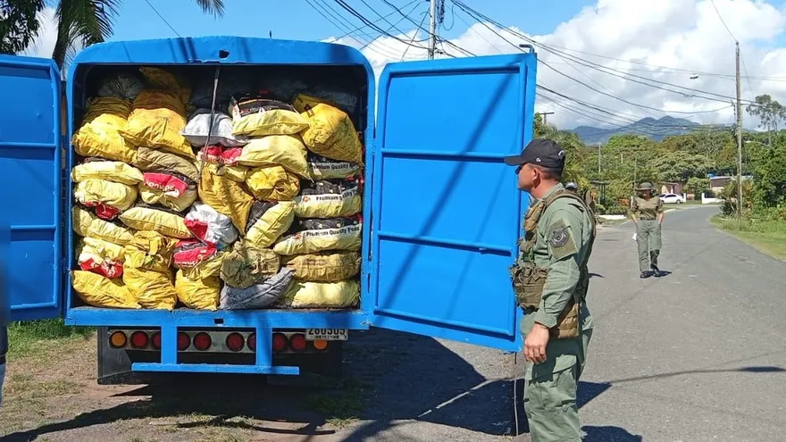 Los agentes policiales retuvieron el vehículo cargado de carbón