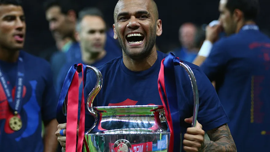 Dani Alves busca el "Póquer" de Supercopas de Europa