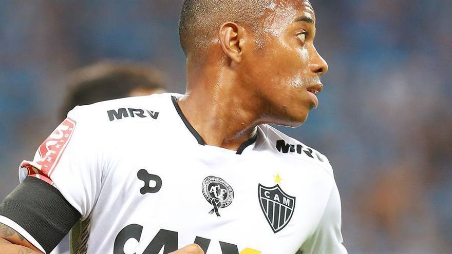 Santos suspende fichaje de Robinho tras presiones por su condena en Italia