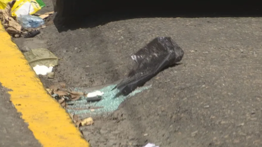 Uno de los hechos delictivos más recientes quedó captado por una cámara de videovigilancia en un local comercial, donde se observa a un hombre rompiendo la ventana de un vehículo estacionado para sustraer objetos de su interior. El incidente ocurrió en la calle 56, una zona que, según residentes, ha registrado al menos seis hurtos similares en las últimas semanas.