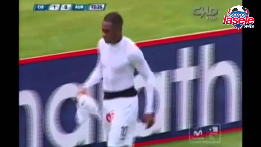 Luis Tejada vuelve a ser víctima de insultos racistas