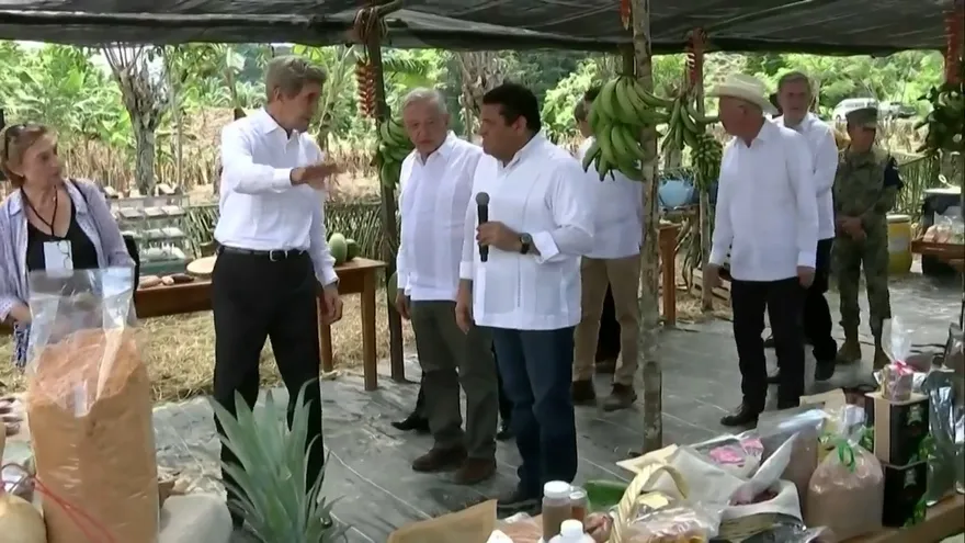 Kerry pone a México como ejemplo contra cambio climático, pese a críticas