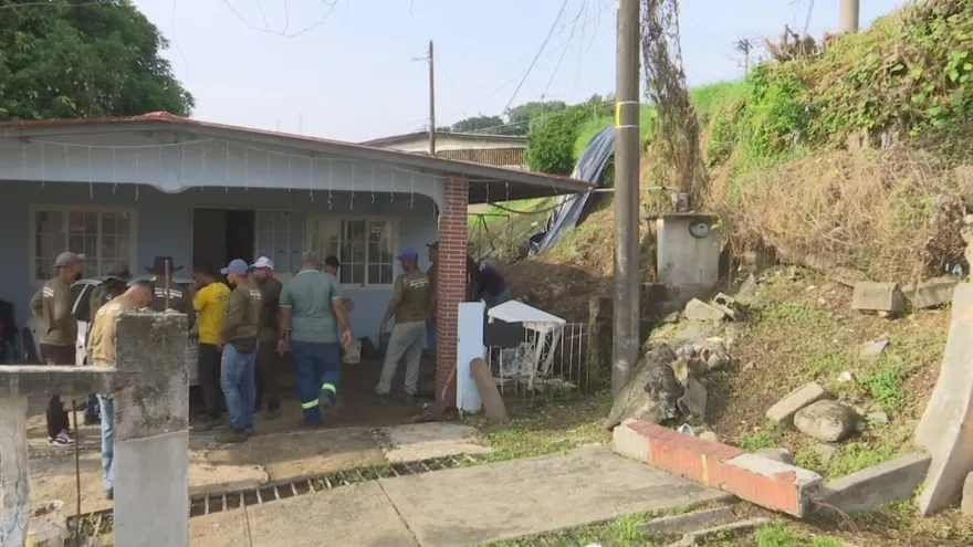 Atienden a familias tras colapso de muro en Santa Librada