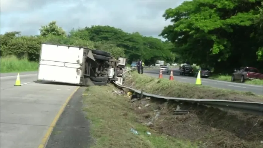 Reportan vuelco de camión en Coclé