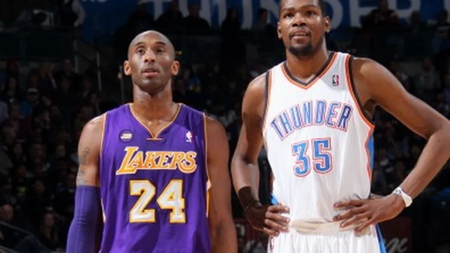 Kevin Durant (d) y Kobe Bryant (i)