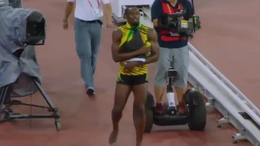 Camarógrafo atropeyó a Usain Bolt mientras celebraba triunfo