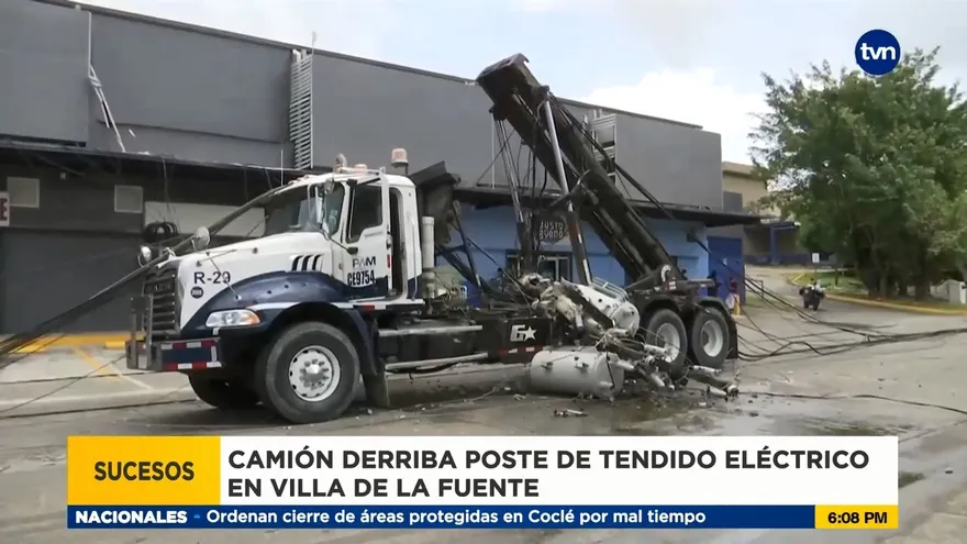 Camión derriba poste de tendido eléctrico