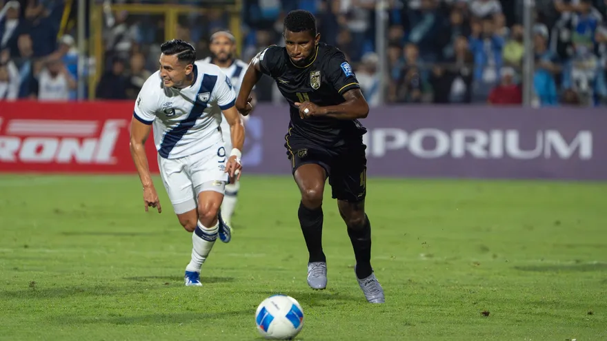 Fidel Escobar en partido contra Guatemala