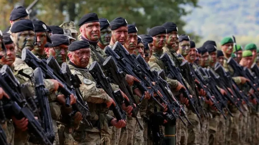 Soldados croatas con armas de infantería, durante las mayores maniobras militares de las fuerzas armadas croatas en los últimos siete años, el 17 de septiembre de 2025 cerca de la ciudad de Slunj (Croacia)