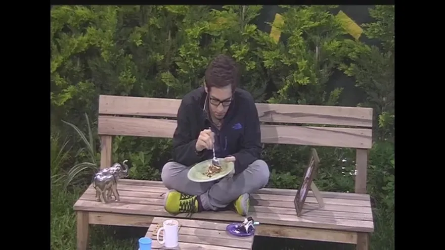 Alejandro pasó la noche solo en el jardín