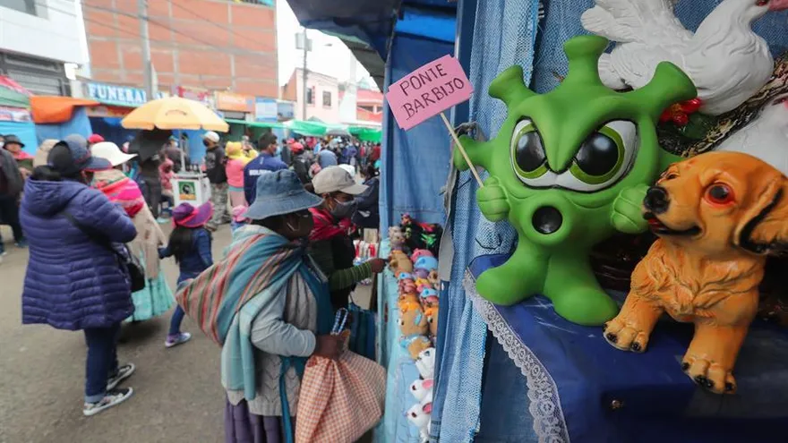 Decenas de personas compran en la tradicional feria de la Alasita o fiesta de la miniatura hoy, en El Alto (Bolivia)