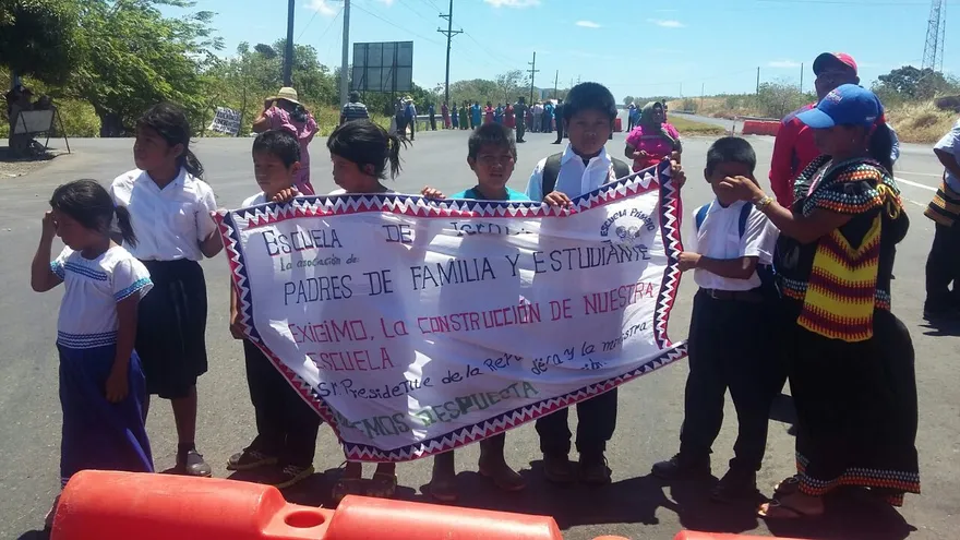 Estudiantes y padres de familia de la Escuela de Israel, cerrando la Panamericana este jueves.