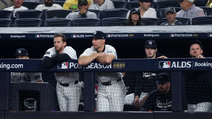 Jugadores de los Yankees observan en el duguot durante el partido contra los Azulejos