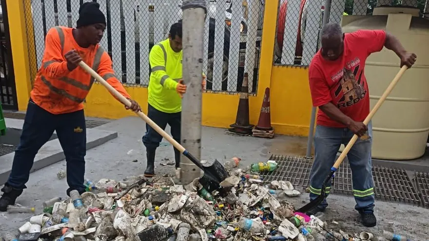 El personal del MOP se encarga de retirar los desechos que se encontraban acumulado en la estación de bombeo de calle 16 en Colón.
