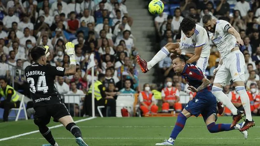 Karim Benzemá (d) y Jesús Vallejo (c, arriba) saltan a por un balón