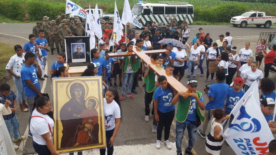 Los símbolos son recibidos en Bocas del Toro con mucha alegría