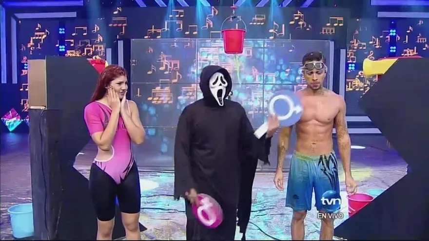 ¡Victoria de las Curvas poderosas jugando el Karaoke de Guerra!