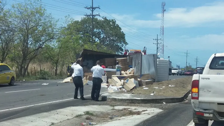 El vuelco se registró en vía hacia la capital.