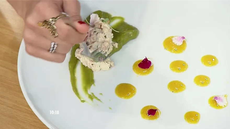 Tartar de langosta con aguacate y de postre una cremosa de maracuya con bizcocho de coco