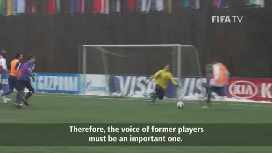 Primer día de Infantino fue jugando fútbol