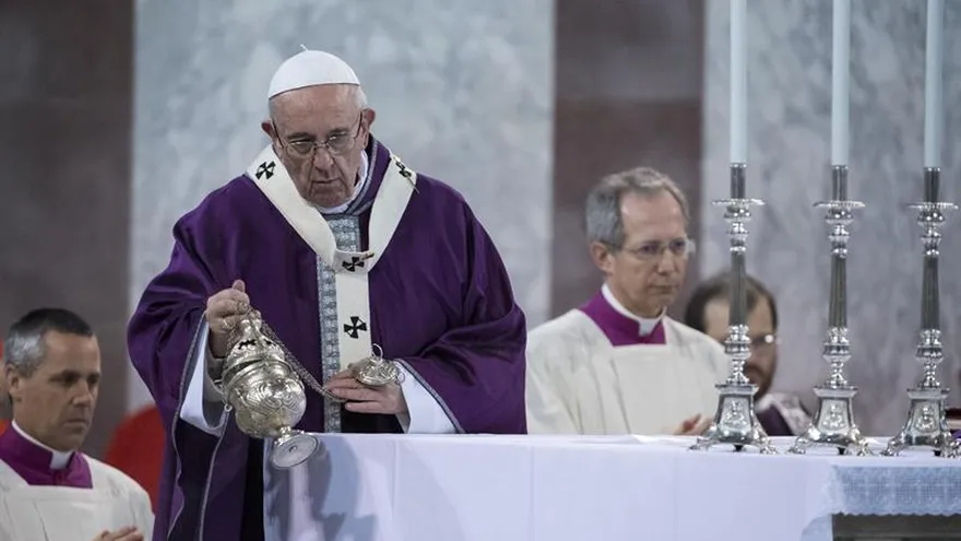 El papa Francisco (c) oficia la misa de Miércoles de Ceniza, celebrada en la basílica romana de Santa Sabina, Roma, Italia hoy 1 de marzo de 2017.