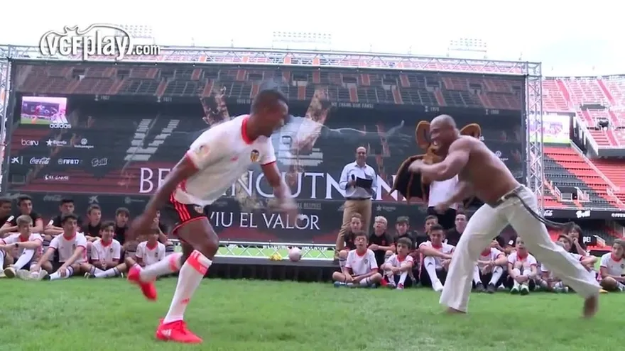 Nani bailó capoeira durante su presentación con el Valencia