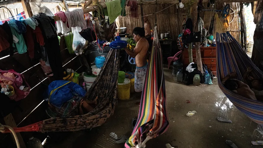 Indígenas de la comarca Guna Yala en uno de sus chozas.