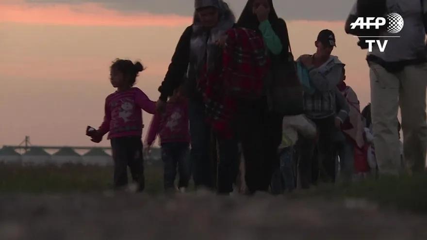 Refugiados cambian de ruta tras cierre de Hungría