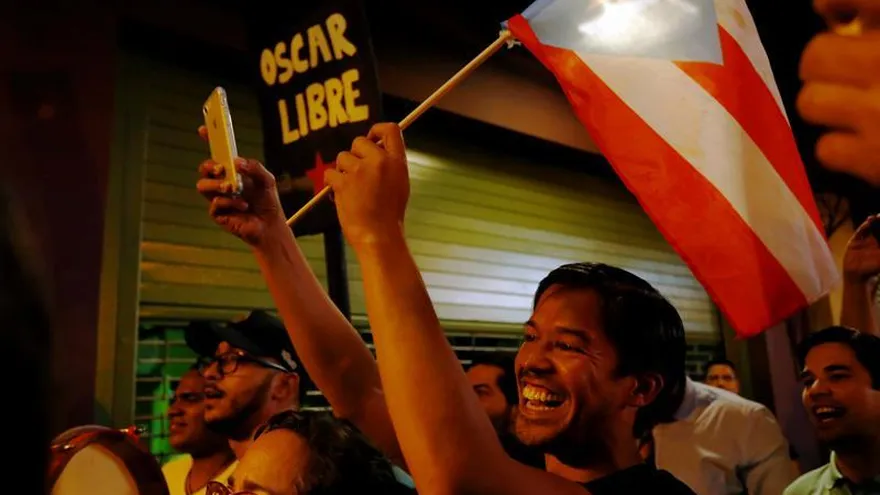 Puertorriqueños celebran en las calles hoy, martes 17 de enero de 2017, después de que el presidente, Barack Obama, conmutara hoy la sentencia del independentista puertorriqueño Oscar López Rivera.