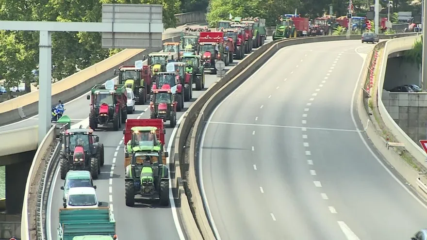 Ganaderos franceses bloquean carreteras