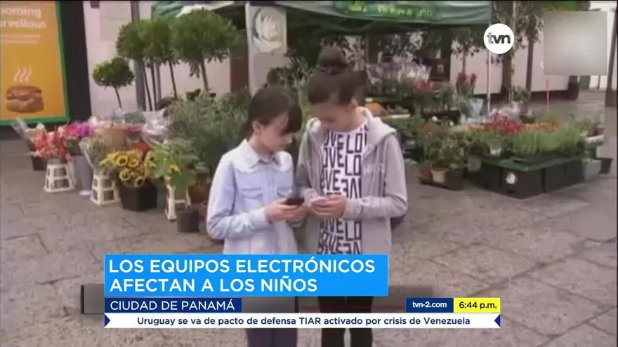 Advierten los peligros de exponer a los niños a  tablets y televisores