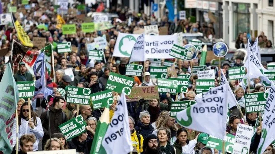 Decenas de miles de personas se manifiestan por el clima en Países Bajos antes de las legilativas.
