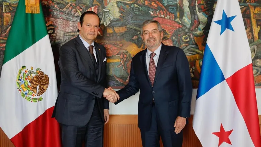 El canciller panameño con su homólogo mexicano, Juan Ramón de la Fuente