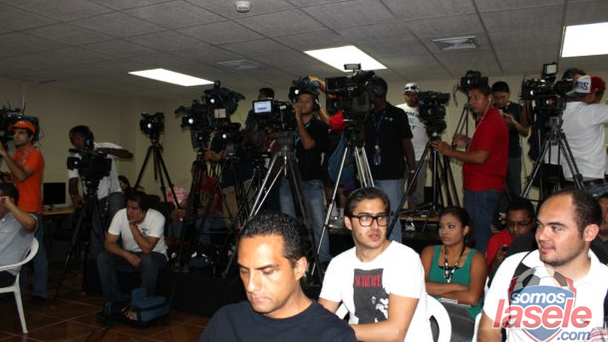 Batería de periodistas internacionales y nacionales en cantidad