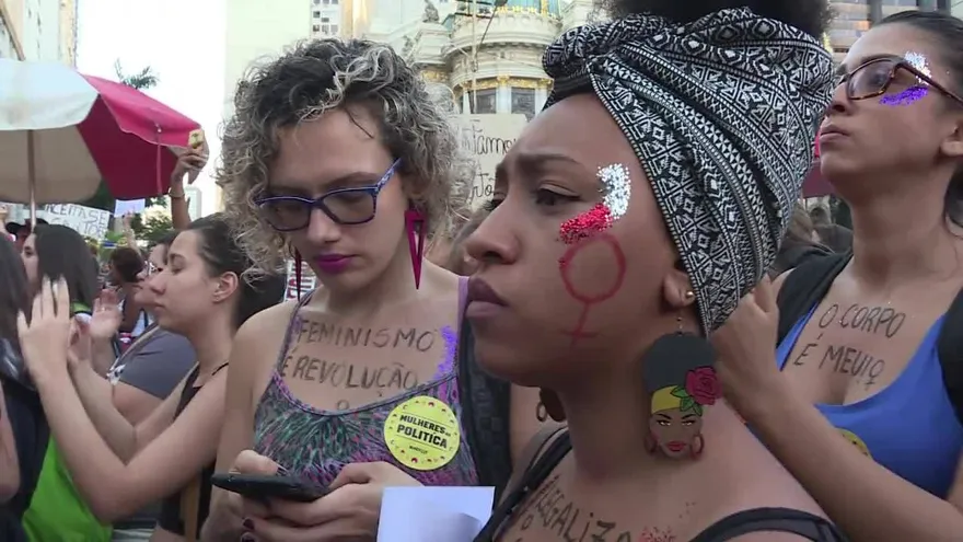 Brasileñas protestan contra ley que recorta derecho al aborto
