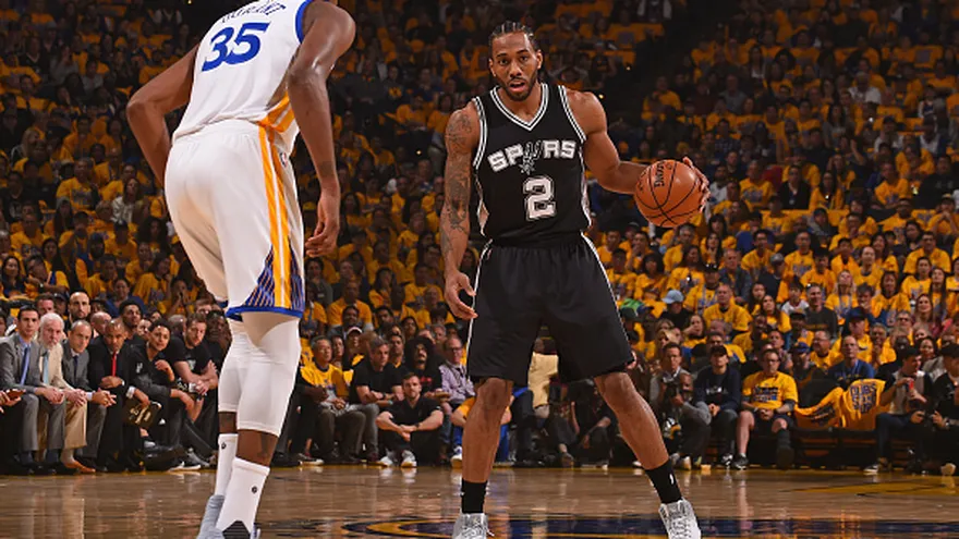 Kawhi Leonard (2) solo jugó en el primer partido de la final de la Conferencia Oeste