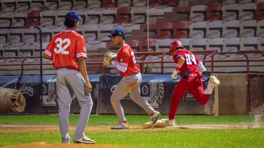 Acción del partido entre las selecciones U15 de béisbol de Panamá y México